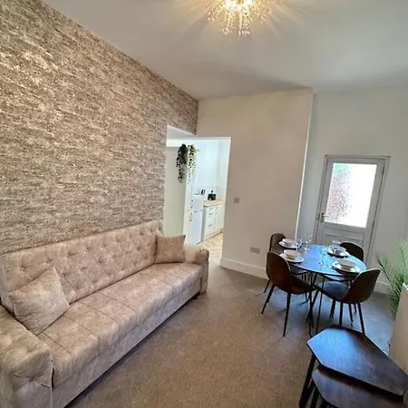 Holiday home Three Bedroom Manchester, Sleeps 8!
