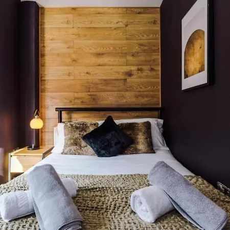 Industrial Design 4 Bed House * Manchester