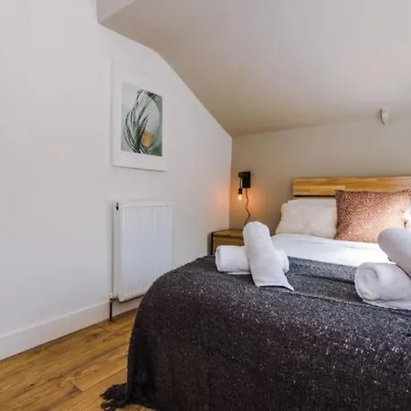 Industrial Design 4 Bed House * Manchester