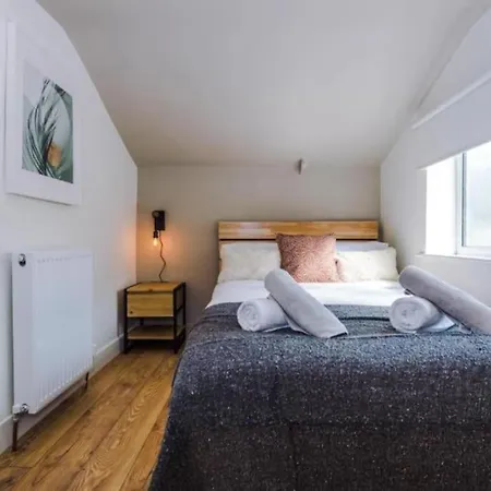 Industrial Design 4 Bed House Holiday home Manchester