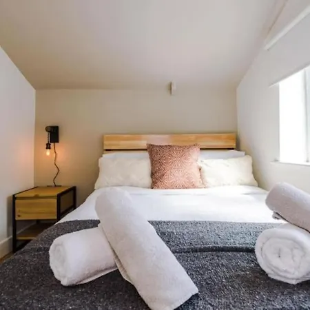 Industrial Design 4 Bed House * Manchester