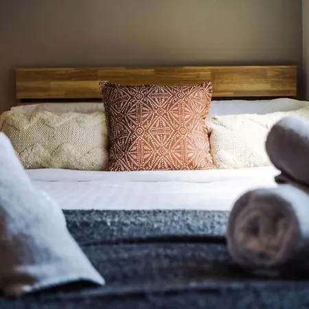 Industrial Design 4 Bed House Holiday home *