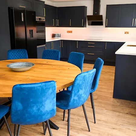 Chic Family With Garden Fire Pit & Event Space, Hot Tub Holiday home *