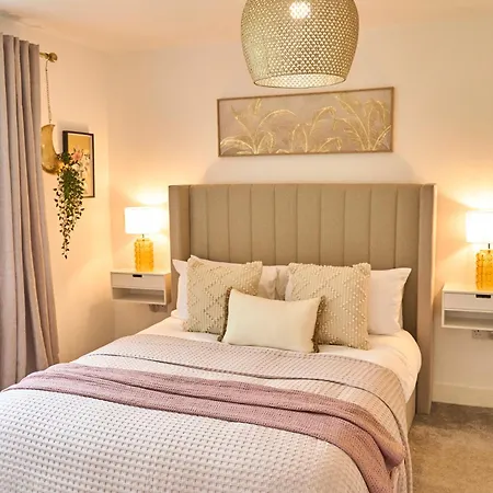 بيت للعطل Chic Family With Garden Fire Pit & Event Space, Hot Tub مانشستر