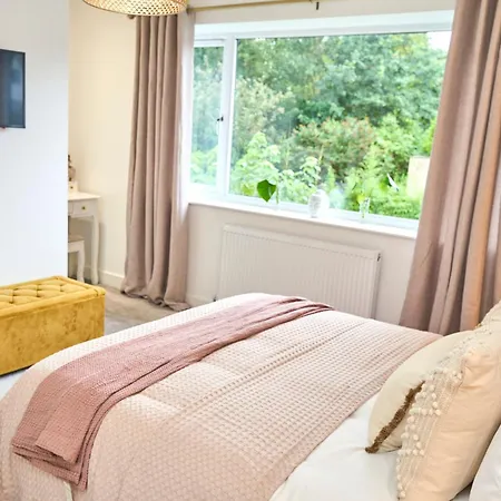 Chic Family With Garden Fire Pit & Event Space, Hot Tub *