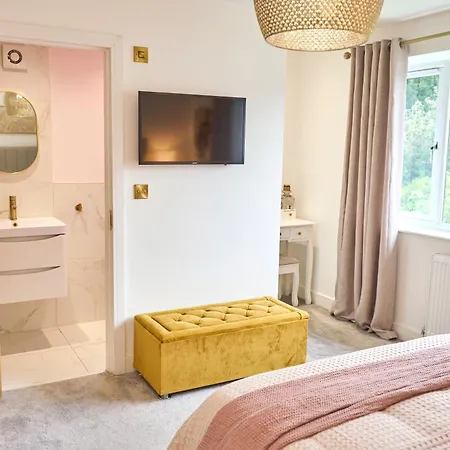 Chic Family With Garden Fire Pit & Event Space, Hot Tub * Manchester