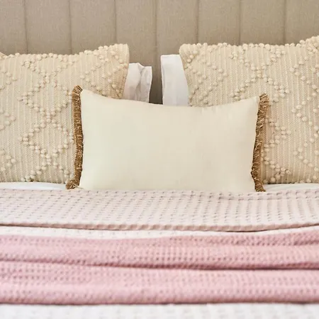 Chic Family With Garden Fire Pit & Event Space, Hot Tub Holiday home Manchester