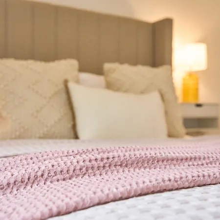 Chic Family With Garden Fire Pit & Event Space, Hot Tub * مانشستر