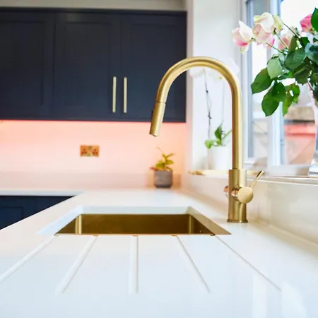 Chic Family With Garden Fire Pit & Event Space, Hot Tub Holiday home *