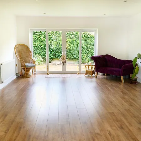 Holiday home Chic Family Home With Garden Fire Pit & Event Space, Hot Tub Manchester