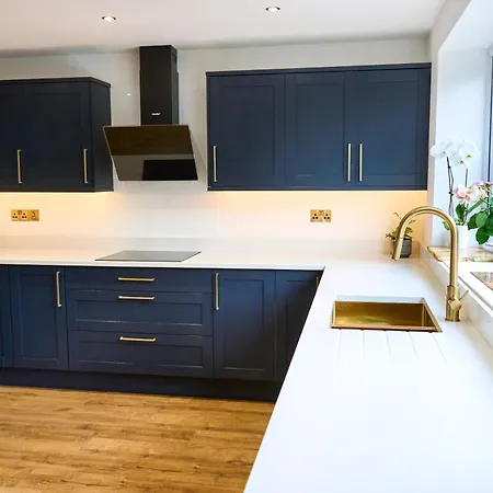 Chic Family With Garden Fire Pit & Event Space, Hot Tub * مانشستر