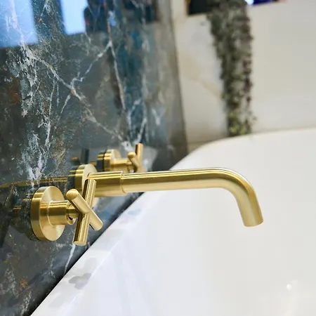 Chic Family With Garden Fire Pit & Event Space, Hot Tub بيت للعطل