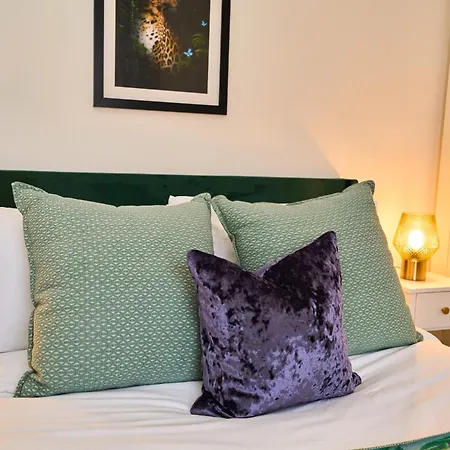 Chic Family With Garden Fire Pit & Event Space, Hot Tub * Manchester