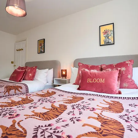 Chic Family With Garden Fire Pit & Event Space, Hot Tub Casa vacanze