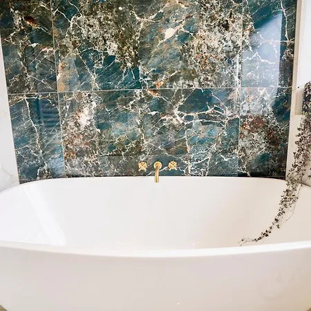Chic Family With Garden Fire Pit & Event Space, Hot Tub * Manchester