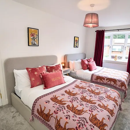 Chic Family With Garden Fire Pit & Event Space, Hot Tub Manchester