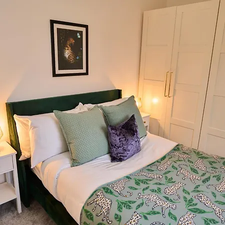 Chic Family With Garden Fire Pit & Event Space, Hot Tub *