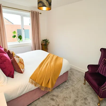 Holiday home Chic Family With Garden Fire Pit & Event Space, Hot Tub