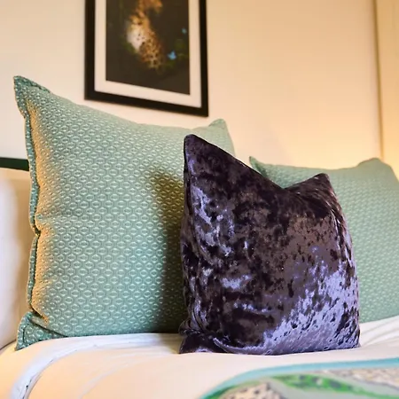 Holiday home Chic Family Home With Garden Fire Pit & Event Space, Hot Tub Manchester