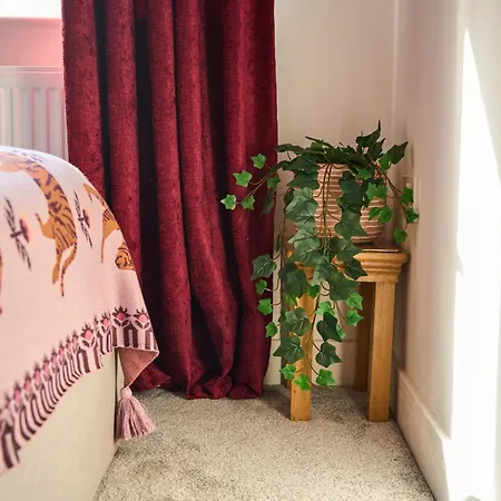 Chic Family With Garden Fire Pit & Event Space, Hot Tub بيت للعطل