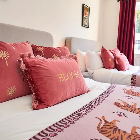 Chic Family With Garden Fire Pit & Event Space, Hot Tub