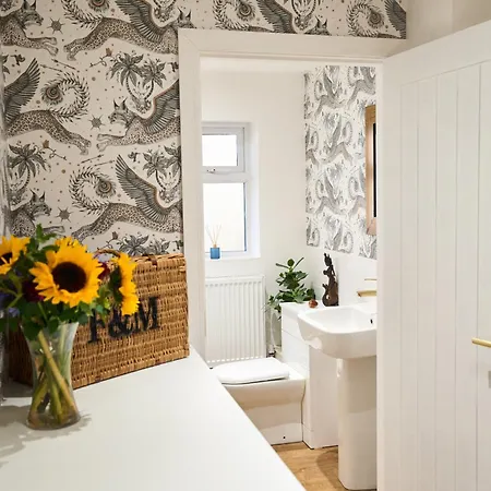 Holiday home Chic Family With Garden Fire Pit & Event Space, Hot Tub Manchester