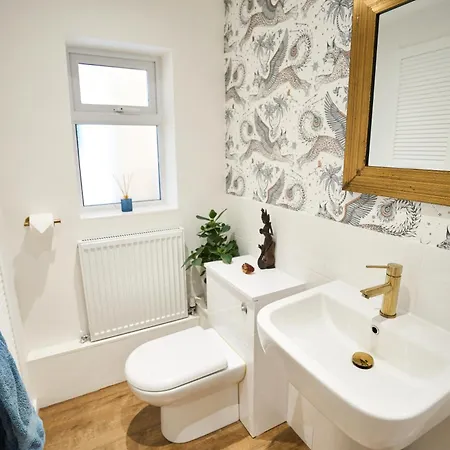 Chic Family With Garden Fire Pit & Event Space, Hot Tub * Manchester