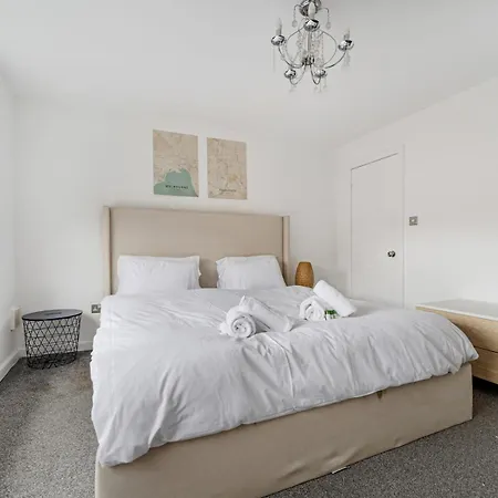 Spacious 4 Bed Hidden Gem Pass The Keys