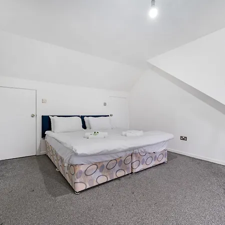 Spacious 4 Bed Hidden Gem Pass The Keys