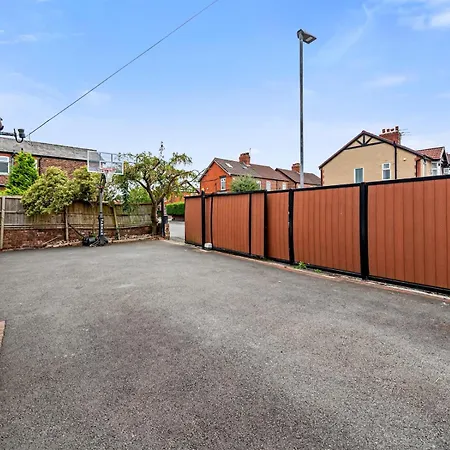 Spacious 4 Bed Hidden Gem Pass The Keys Holiday home