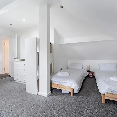 Spacious 4 Bed Hidden Gem Pass The Keys *