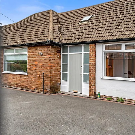 Spacious 4 Bed Hidden Gem Pass The Keys Holiday home