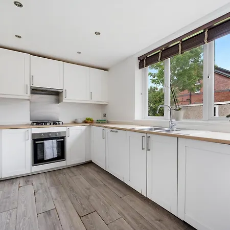 Spacious 4 Bed Hidden Gem Pass The Keys