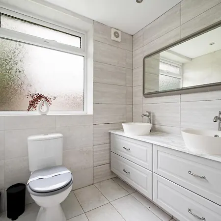 Spacious 4 Bed Hidden Gem Pass The Keys Manchester