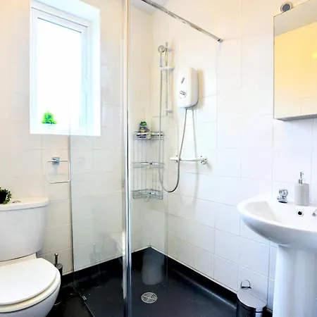 Pass The Keys Free Parking House Close To Shops Restaurants *
