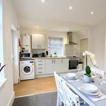 Pass The Keys Free Parking House Close To Shops Restaurants Manchester