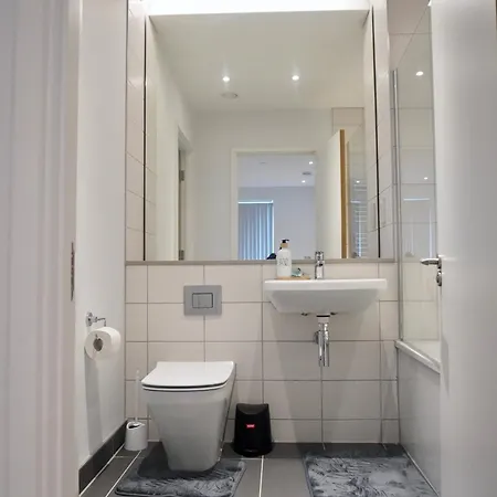 Modern Cosy Two Bedroom * Manchester