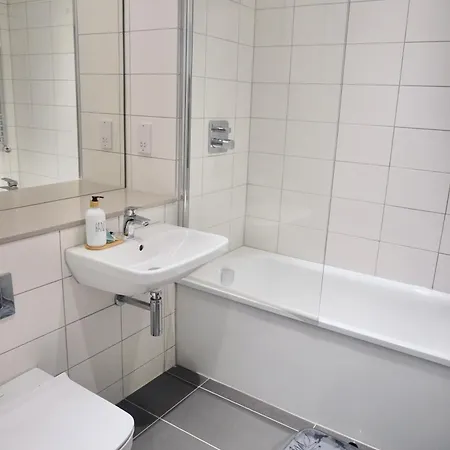 Modern Cosy Two Bedroom Apartment *
