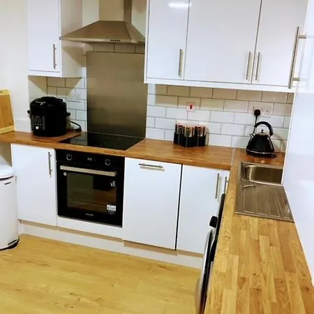 Live Coop Apartment-entire House With Free Parking And Garden- Etihad Stadium بيت للعطل *