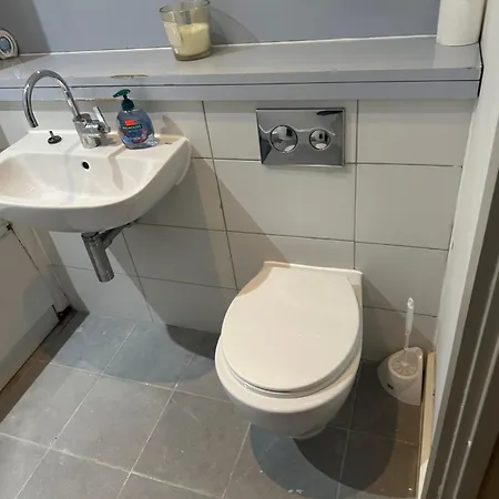 2 Bedroom Flat Very Close To Airport And Wythenshawe Hospital Ground Floor With Parking 아파트