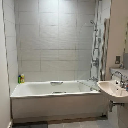 2 Bedroom Flat Very Close To Airport And Wythenshawe Hospital Ground Floor With Parking