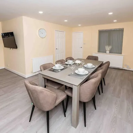 Beautiful, Peaceful, 5 Bedroom With Hot Tub! Holiday home