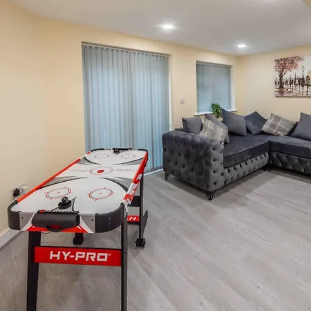 Beautiful, Peaceful, 5 Bedroom With Hot Tub! Holiday home