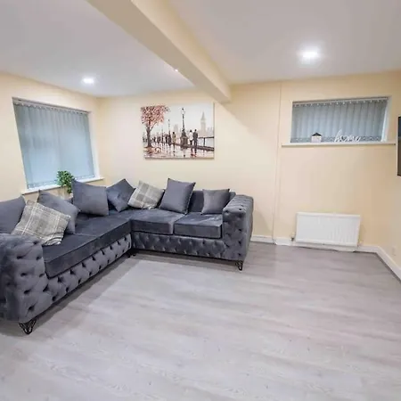 Beautiful, Peaceful, 5 Bedroom With Hot Tub! *
