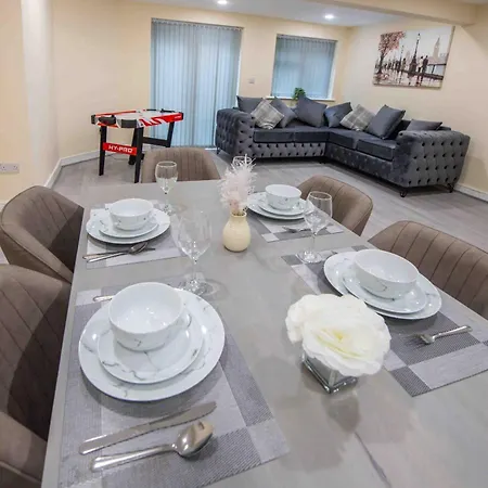 Beautiful, Peaceful, 5 Bedroom With Hot Tub! Holiday home