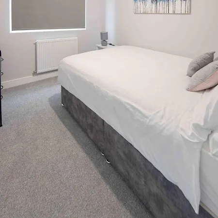 Beautiful, Peaceful, 5 Bedroom With Hot Tub! Holiday home *