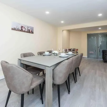 Beautiful, Peaceful, 5 Bedroom With Hot Tub! Holiday home