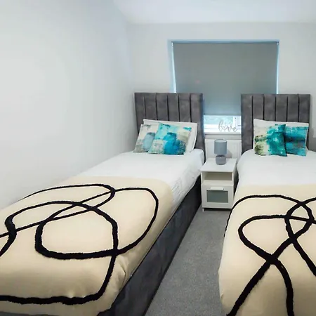 Beautiful, Peaceful, 5 Bedroom With Hot Tub! Holiday home *