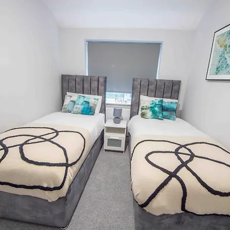 Beautiful, Peaceful, 5 Bedroom With Hot Tub! Holiday home *