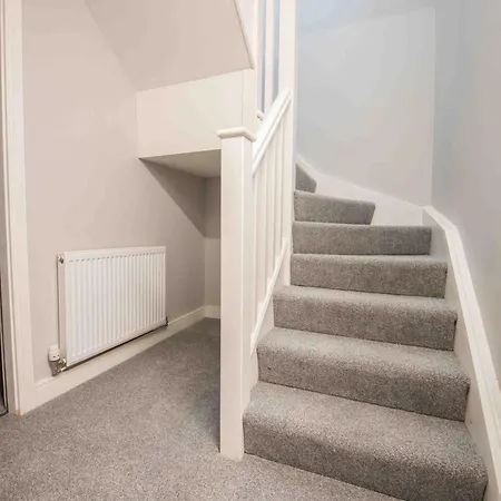Beautiful, Peaceful, 5 Bedroom With Hot Tub! Holiday home *